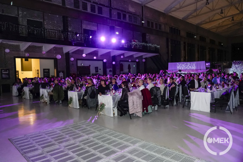 A meghívott vendégek.