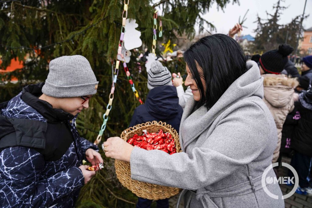 A terület képviselője szaloncukrot osztogatott.