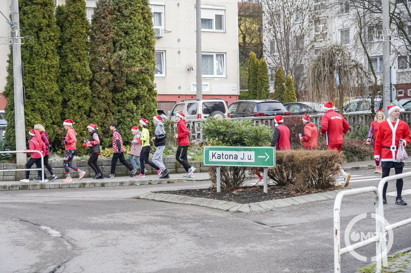 A városbam futottak, közben szaloncukrot osztogattak a járókelőknek.