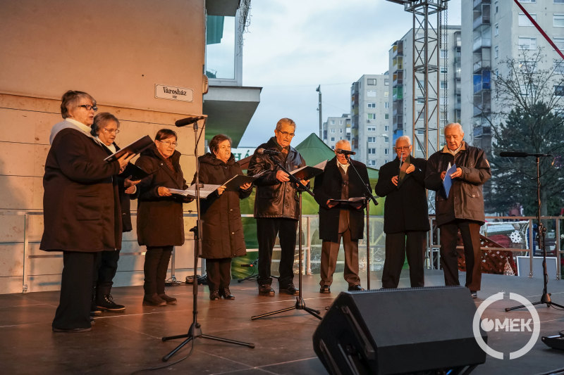 Az Ózdi Szívklub tagjai a színpadon.