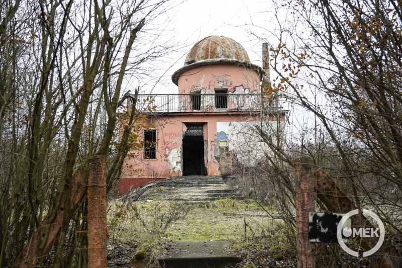 Az egykori ózdi Elek Imre Csillagvizsgáló épülete a kerítésen kívülről.