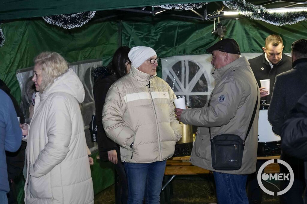 Beszélgetés a sátor alatt.