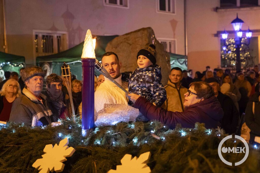 Csák László a terület képviselője fiával és Tóth Melinda Anna evangélikus lelkésszel lobbantották fel a remény gyertyáját a város adventi koszorúján.