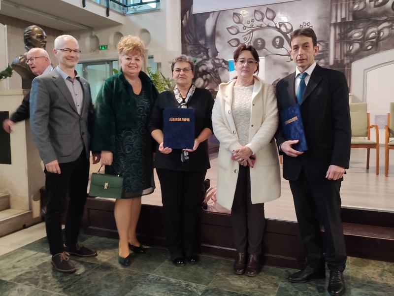 Csoportkép a díjazottakról. Vanczák Attila, Markovicsné Demeter Edina, Éliás Julianna, Kellóné Mezőtúri Márta, Albert Csaba.