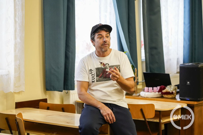 Dányi Krisztián a szinkron szakma alapjairól beszél a diákoknak.