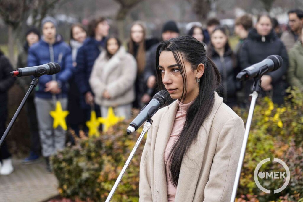 Énekelt az egyik tanuló.