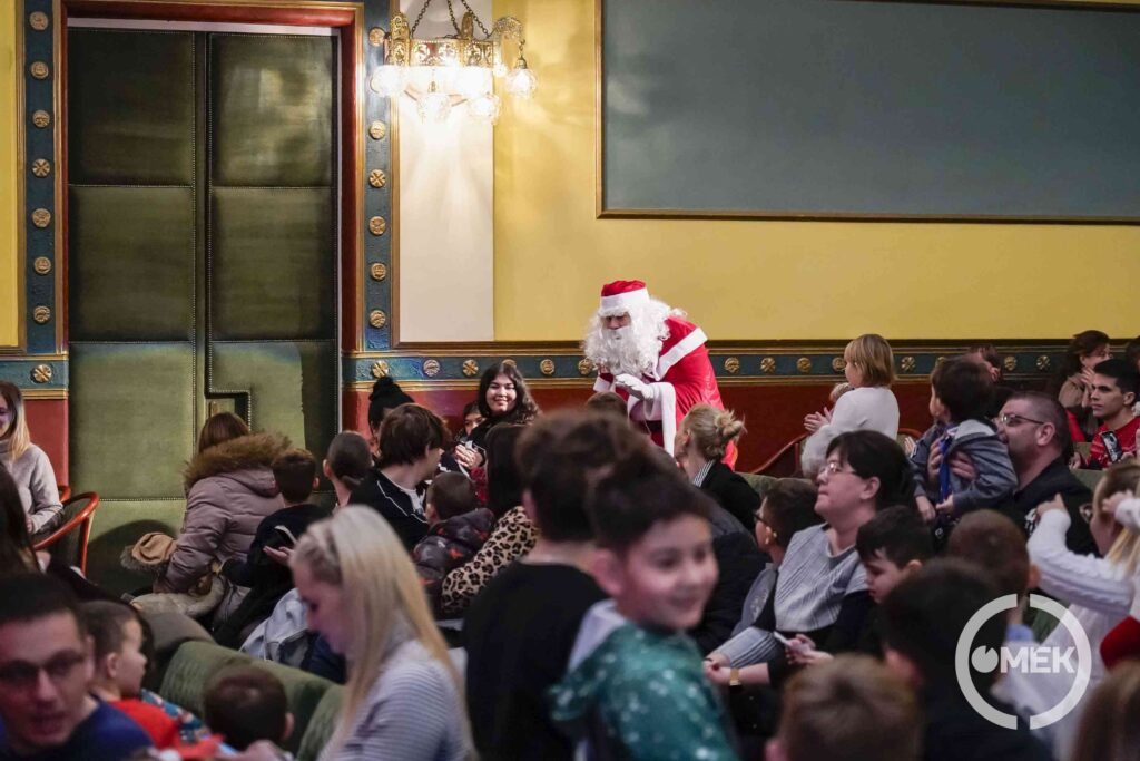 Érkezik a Mikulás.