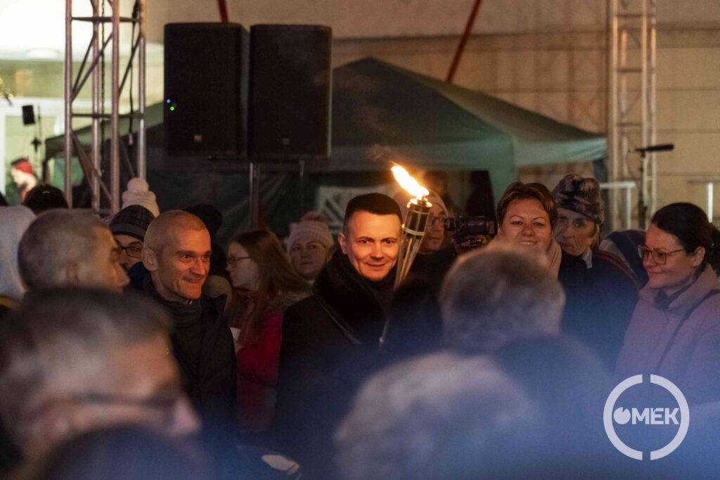 Érkezik a láng a koszorúhoz.