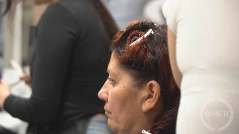 Hajvágásra várva.