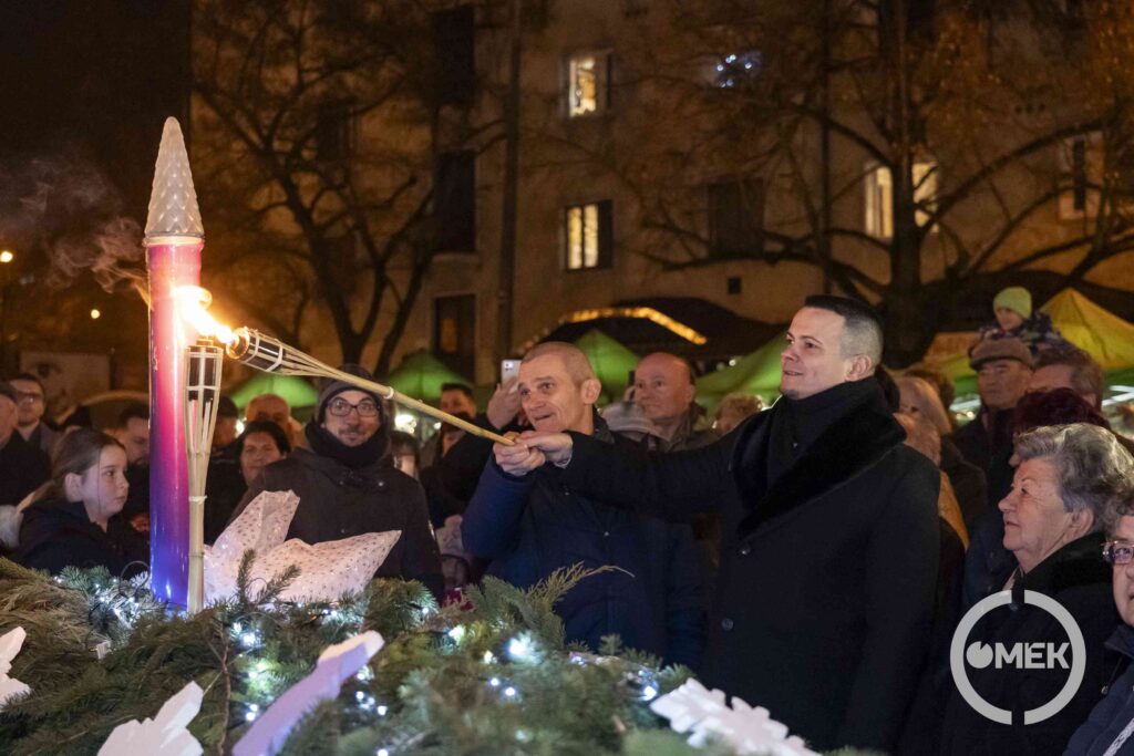 Janiczak Dávid és Szőke Gábor meggyújtja a koszorún az utolsó gyertyát.