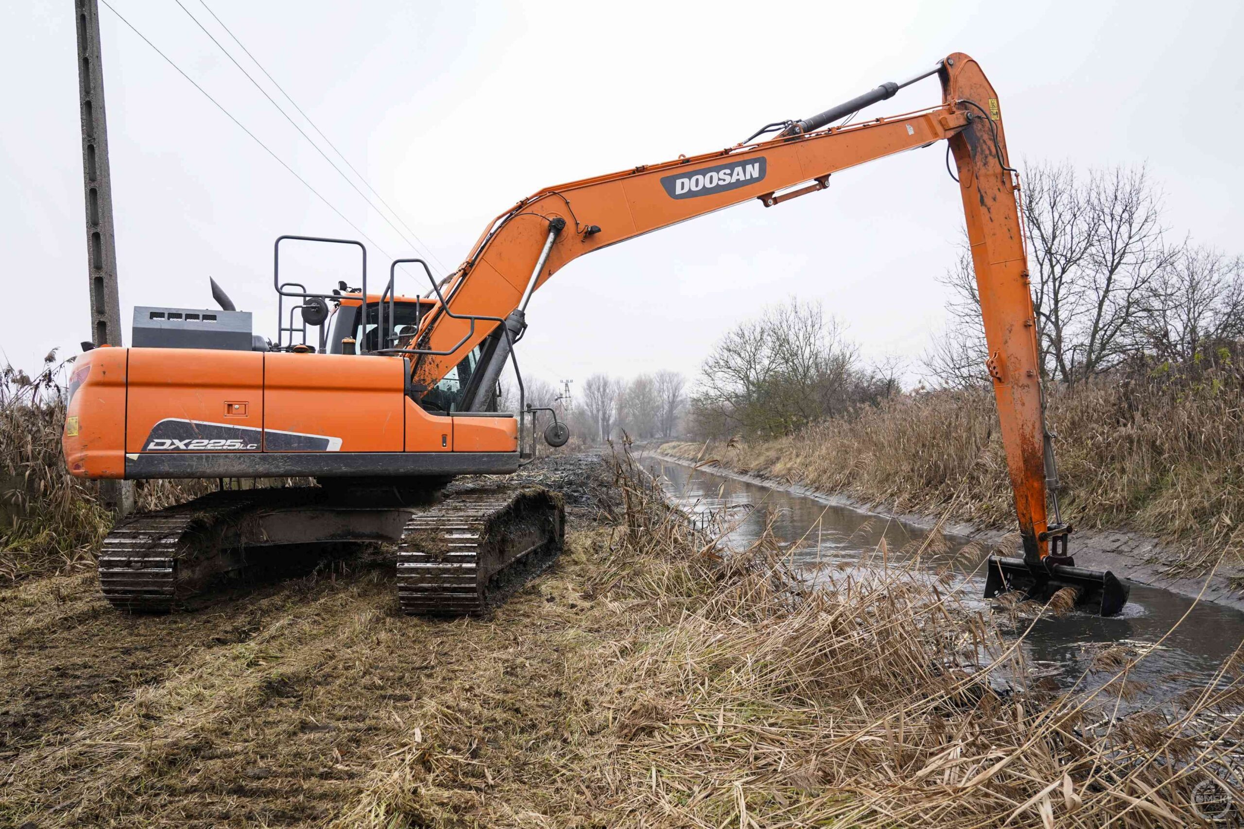 Markolóval teszik rendbe a terepet.