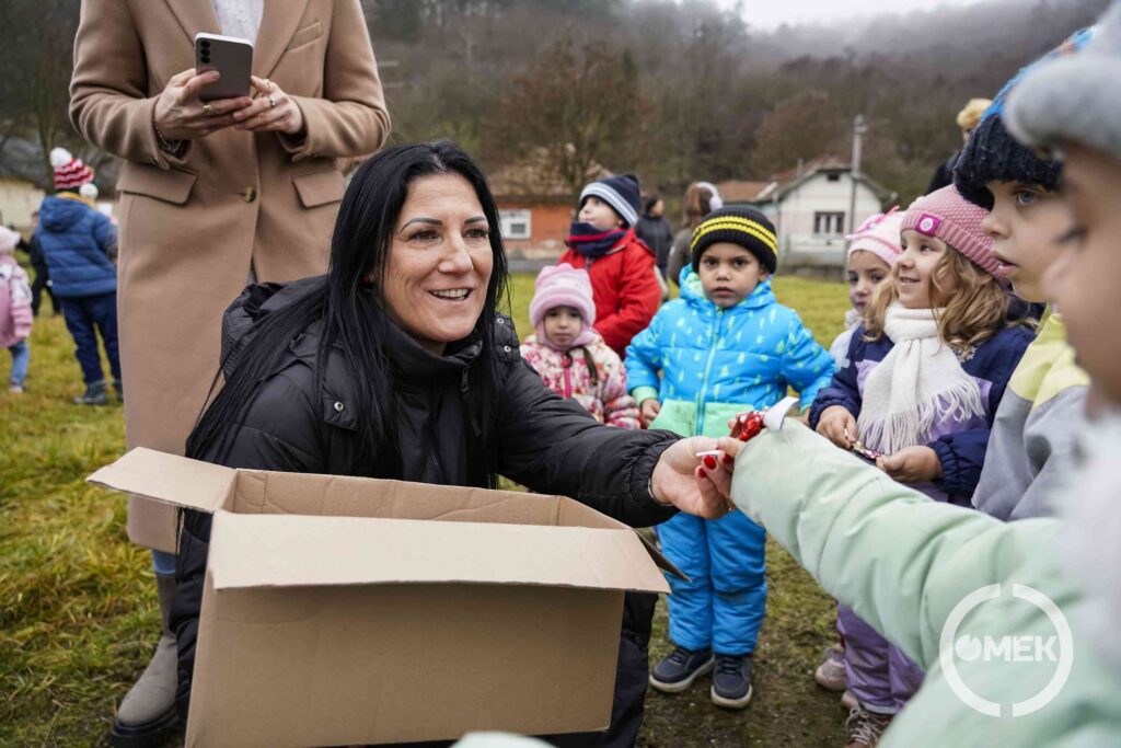 Marosréti-Zsuponyó Anett alpolgármester, területi képviselő minden gyereket megajándékozott.