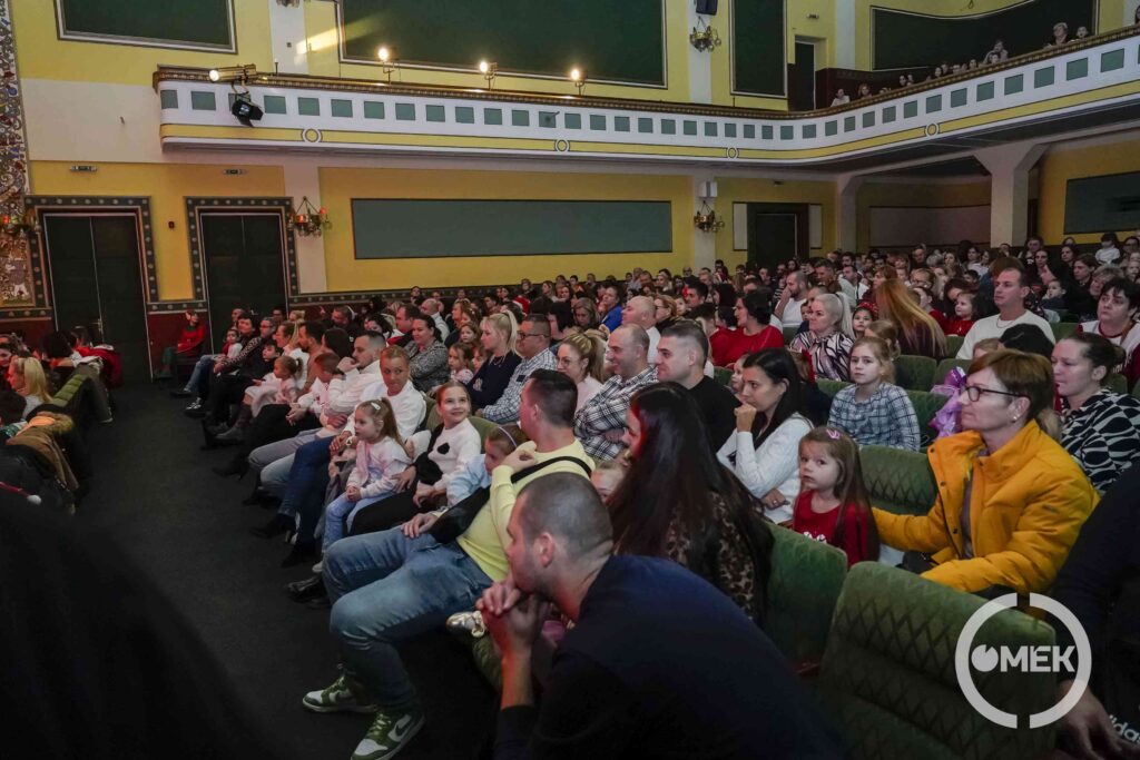 Megtelt az Olvasó színházterme, gyerekek várják a Fogi Színház társulatát.