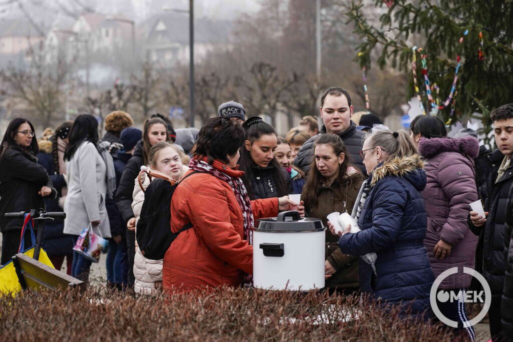 Meleg teával várták a szervezők a résztvevőket.