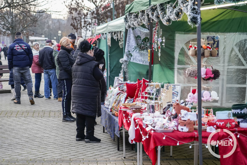 Nézelődnek a kilátogatók.