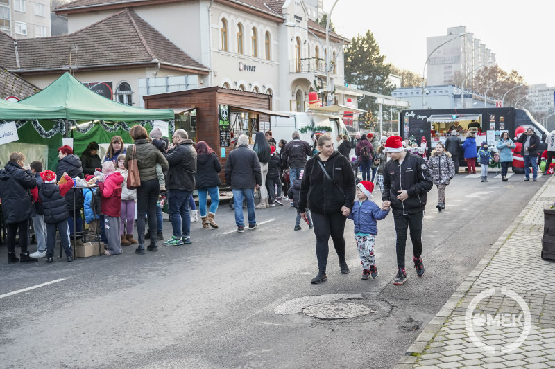 Sokan kilátogattak forgatagba.