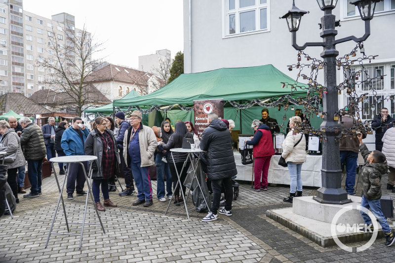Sokat megkóstolták a finomságokat a vásárban.
