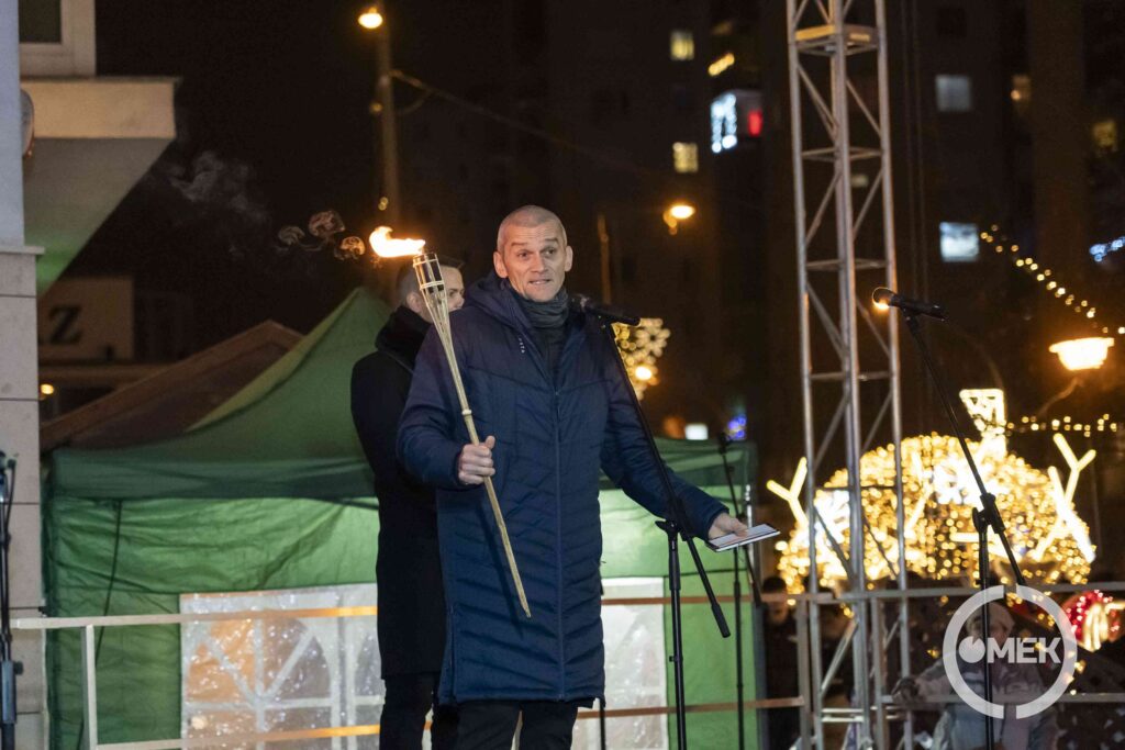 Szőke Gábor, római katolikus plébános beszédet mond.