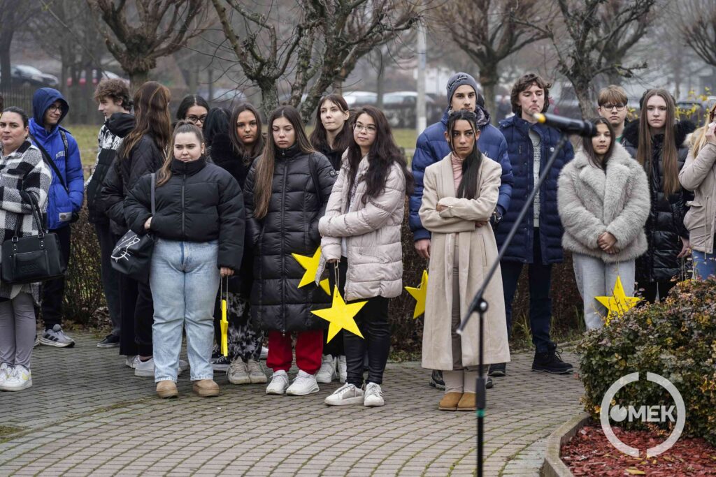 Tanulók a kézzel készített díszekkel.