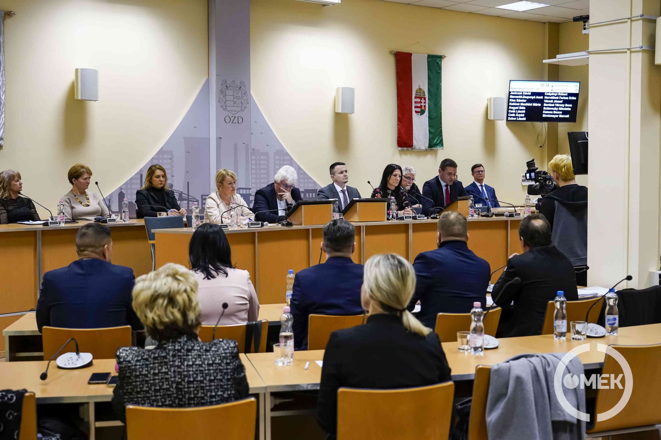 Távoli kép az ülés résztvevőiről.