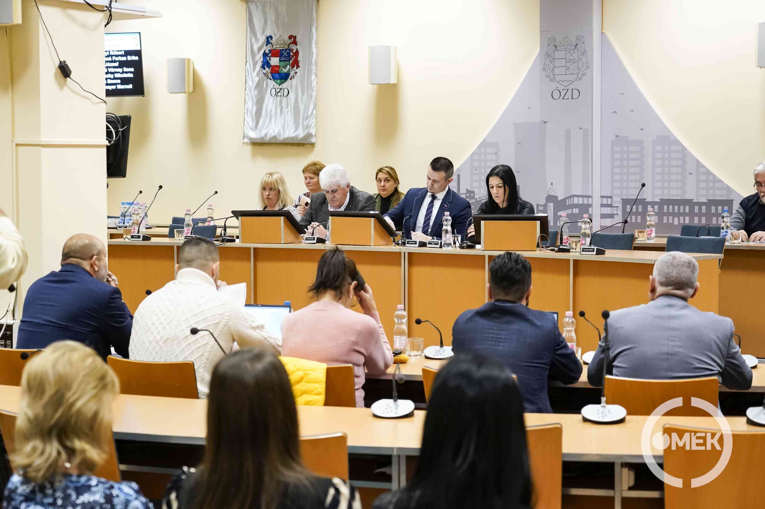 Távoli kép az ülésen résztvevőkről.