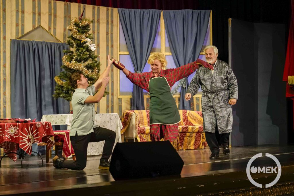 Unoka, nagymama és nagypapa táncolnak a színpadon.