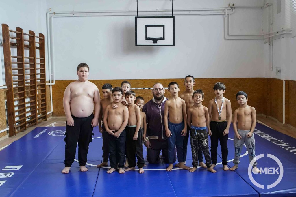 A felkészítő tanár és a diákok.