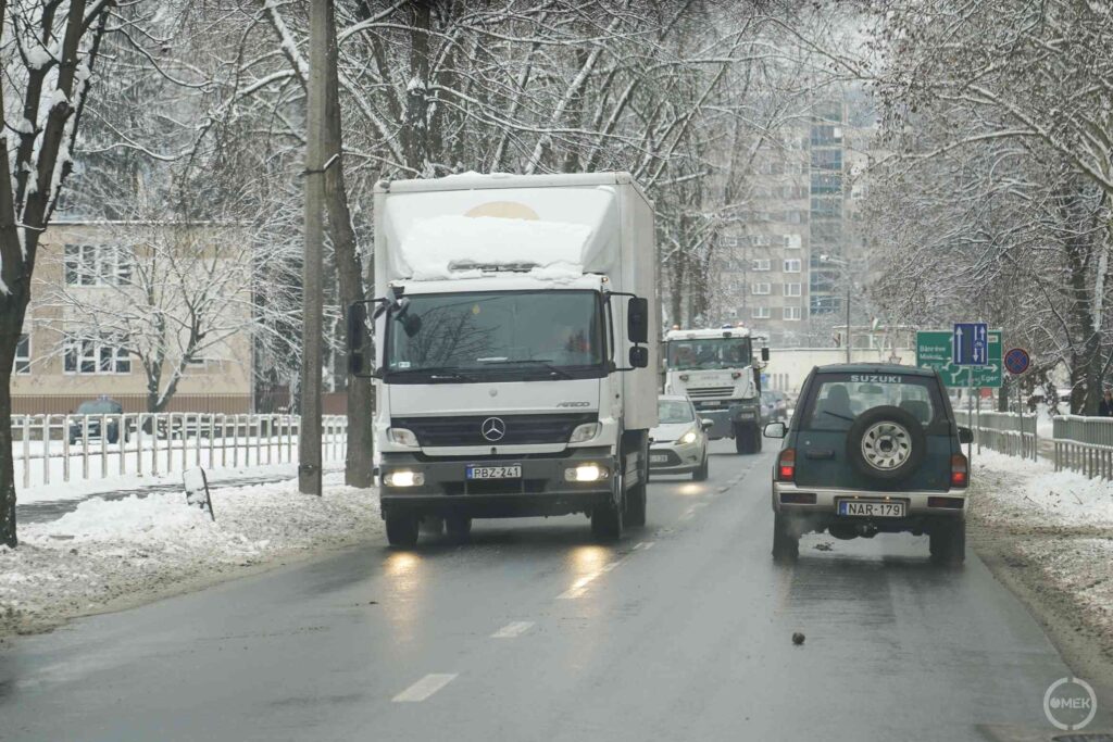 A főútvonalak tisztítását a Magyar Közút végzi, a Bolyki főútról a nap közepére leolvadt a hó.