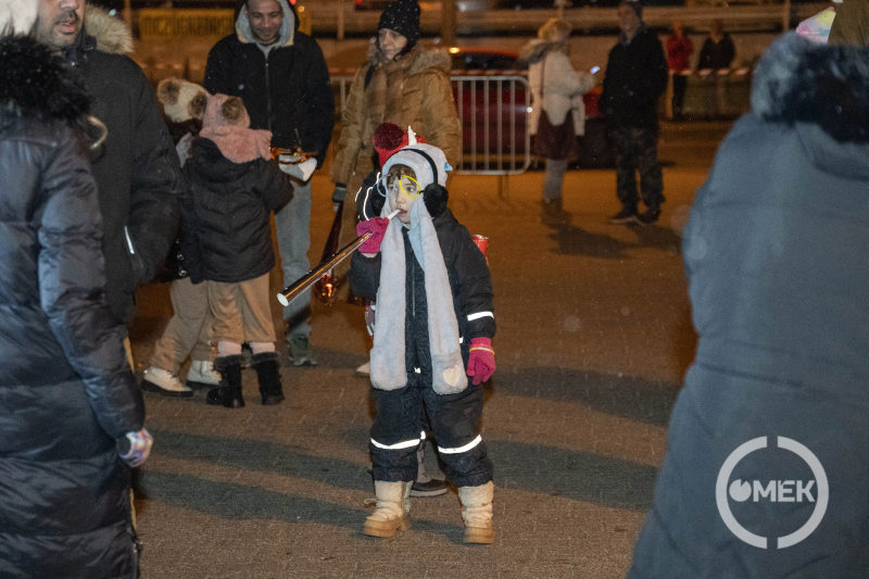 A parkolóba kicsik és nagyok egyaránt kilátogattak.