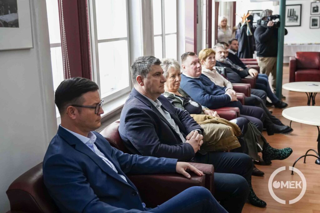 A polgármesterek hallgatják a köszöntőket.