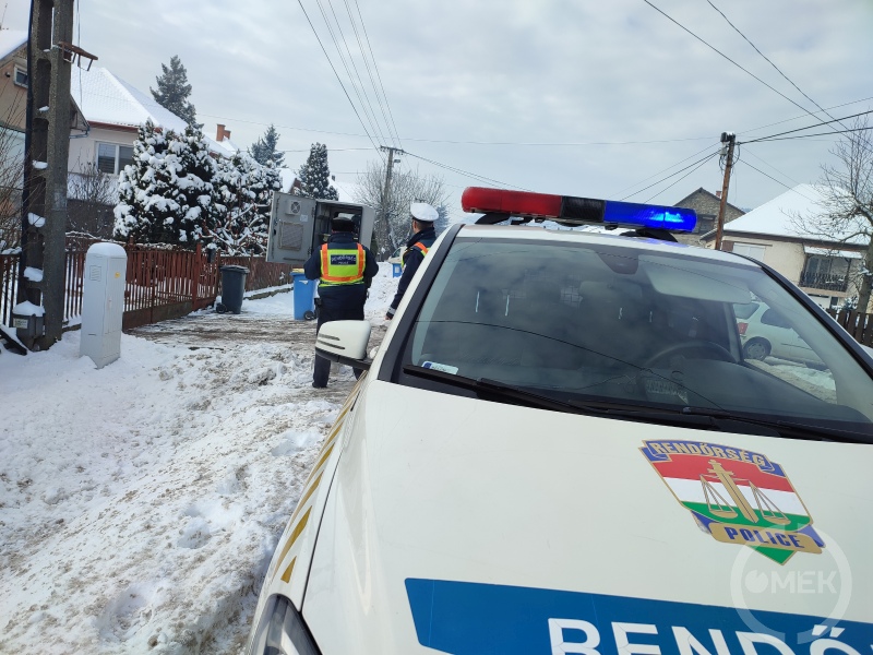 A rendőrség egyenruhásai megérkeztek az sebességmérővel.