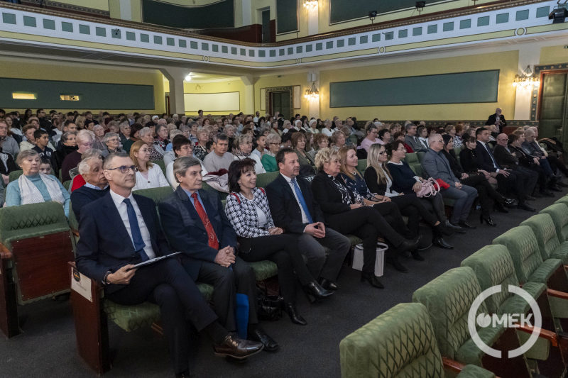 A sorokban helyet foglaltak a díjazottak és városunk elöljárói is.