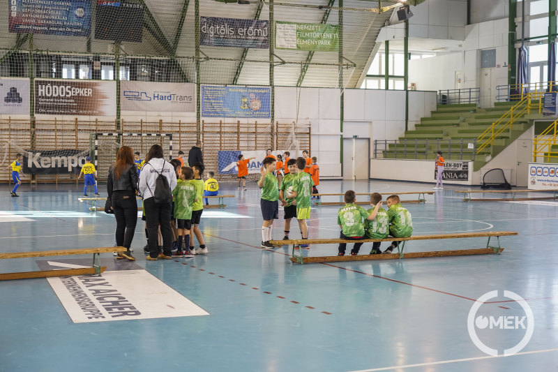 A sportoló gyerekek megbeszélik a meccset.