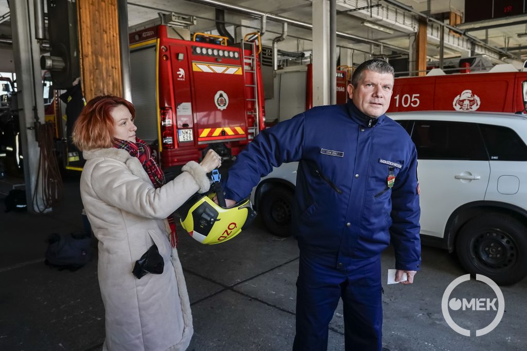 A tűzoltóparancsnok kihúzza a bevetési sisakból a nyerteseket.