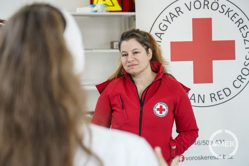 Bereczki Erika és Kása-Buth Fanni a napi teendőiket beszélik meg.