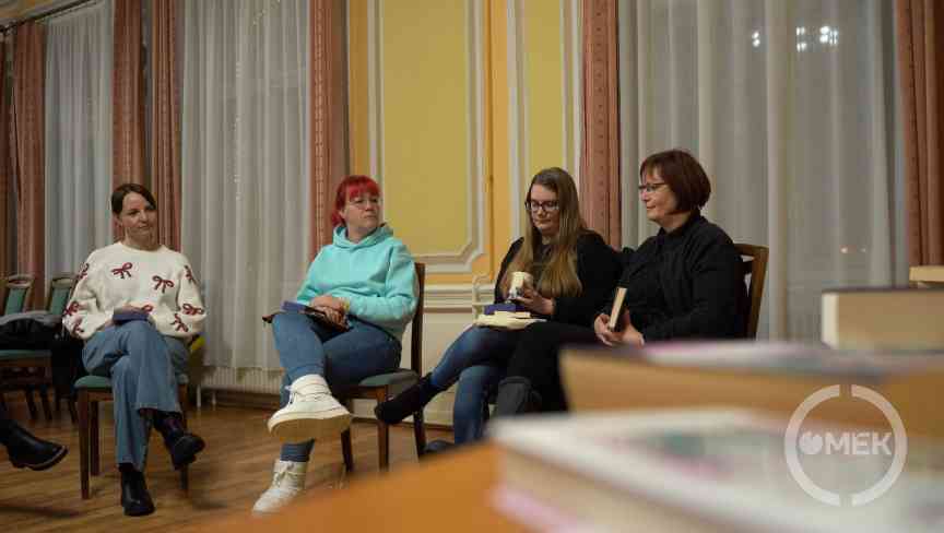 Beszélgetnek a könyvklub tagjai.