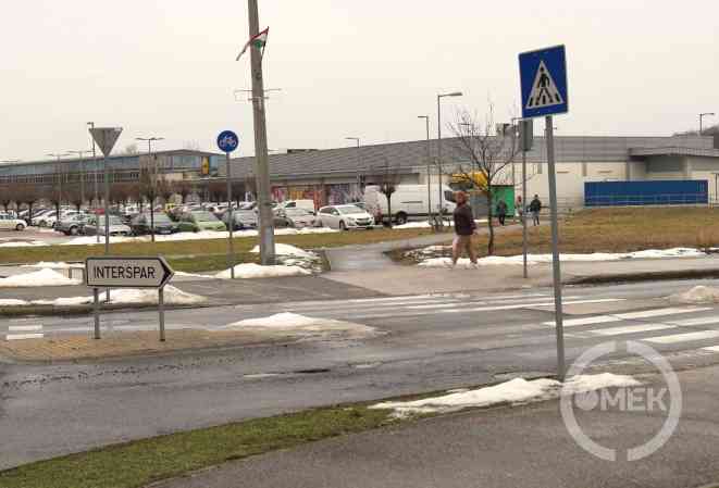 Bicikliút és zebra.