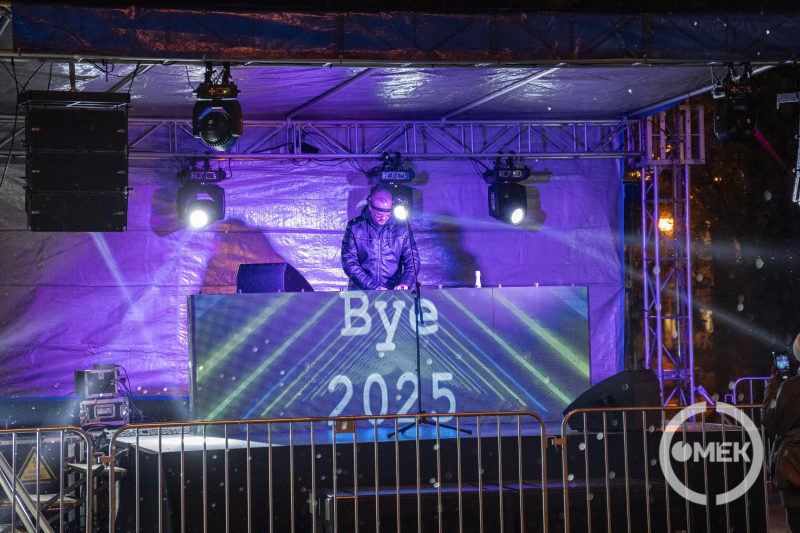 Bye 2025 felirat a DJ pulton.