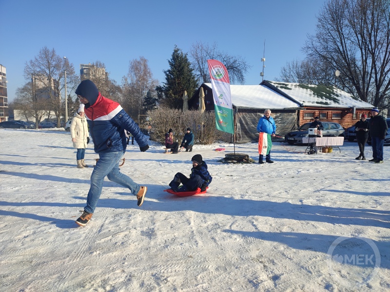 Egy apuka szedi a lábát a jeges havon.