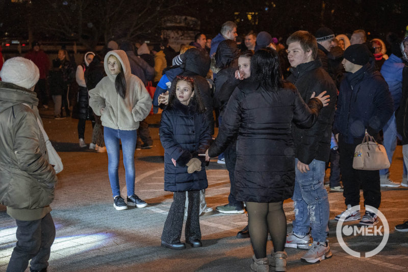 Együtt szórakoztak az ózdiak az parkolóban.