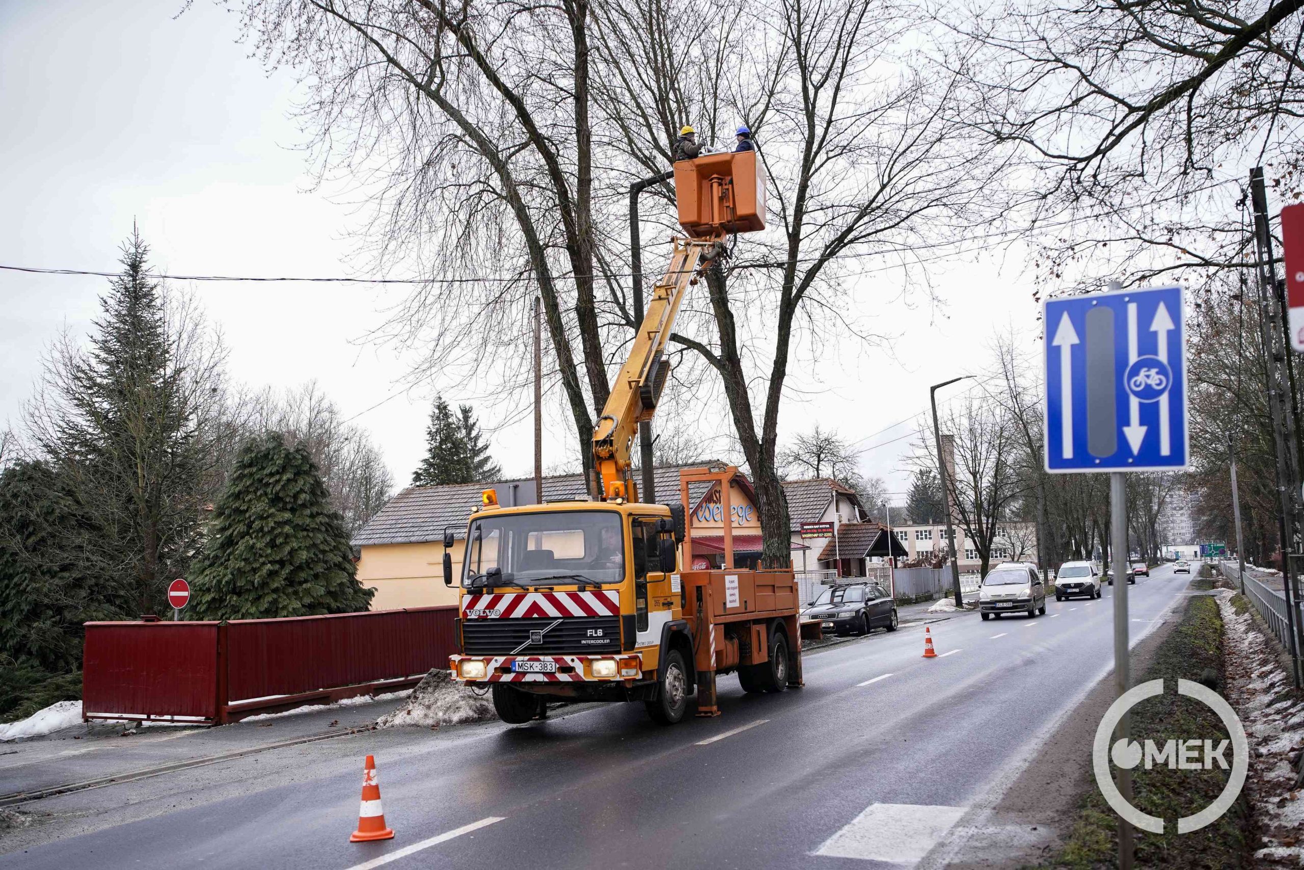 Emelőkosaras autóból dolgoznak a Bolyki főúton.
