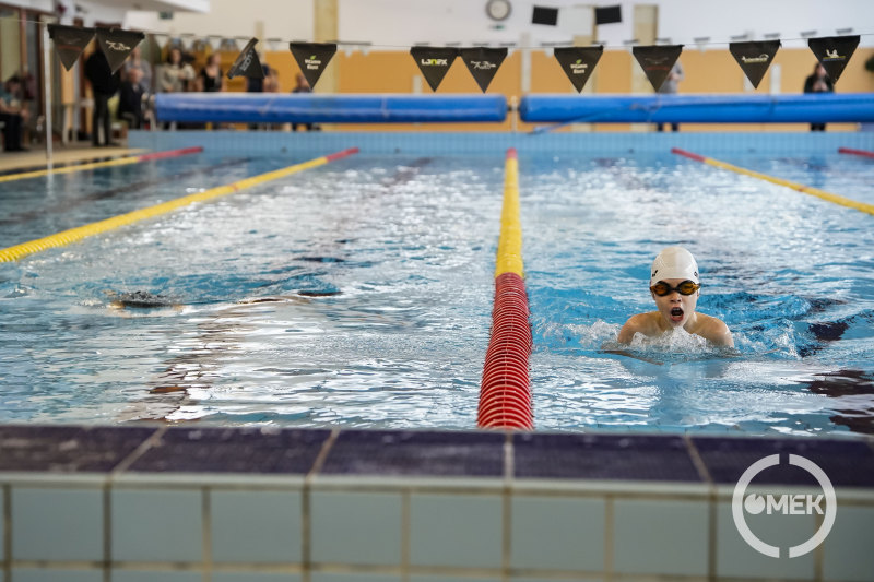 Épp levegőt vesz egy fiatal sportoló a medencében.