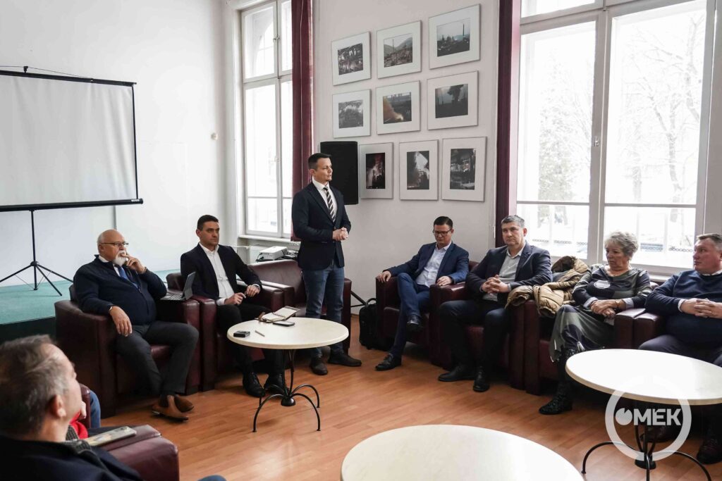 Janiczak Dávid polgármester köszönti a vendégeket.