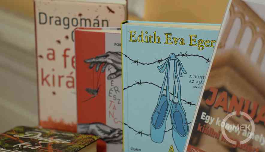 Könyvek az asztalon a következő hónap témájához.