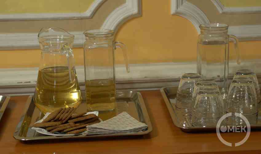 Meleg tea és keksz várta a könyvklub tagjait.