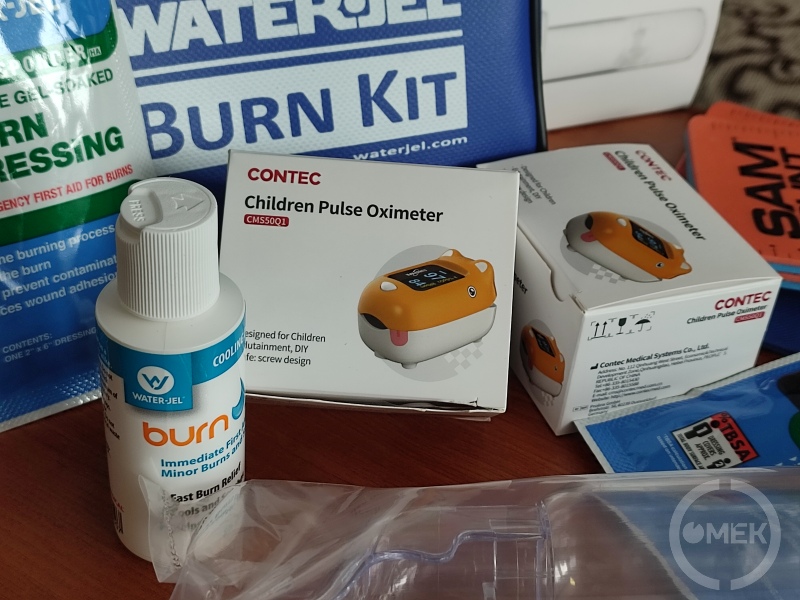 Orvosi eszközök az asztalon.