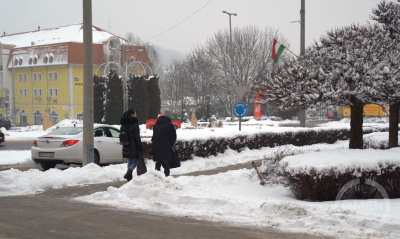 Sétálnak az emberek az utcán.
