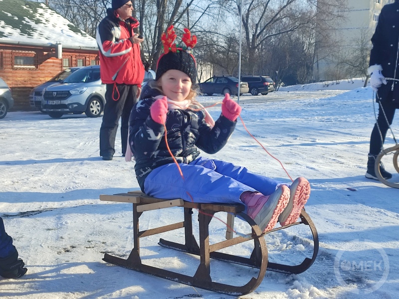 Szánkóra fel! Egy kislány ül a szánkón.