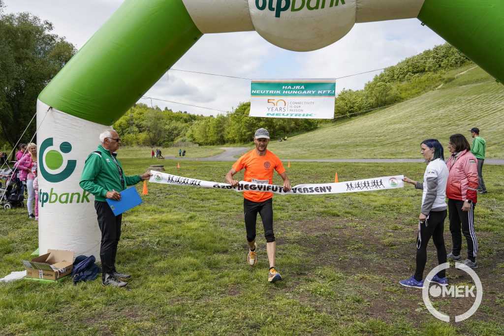 A Hármaskereszt futam abszolút győztese a célban.