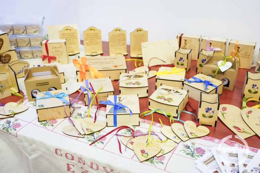 A Keresztyén Manufaktúra termékeire porcelánfestők festenek különféle virágmotívumokat.